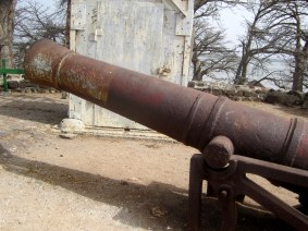 Gammal kanon upp på Kunta Kinteh Islands fort - Foto: Thegambia.nu